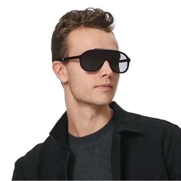 New -GUCCI Grey Mirror Shield Men's Sunglasses
GG1038S 001 99 - Picture 4 of 12